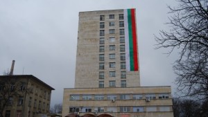 Спуснаха 25метрово знаме от фасадата на шуменската болница