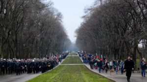 Стотици почетоха Трети март с празнично шествие