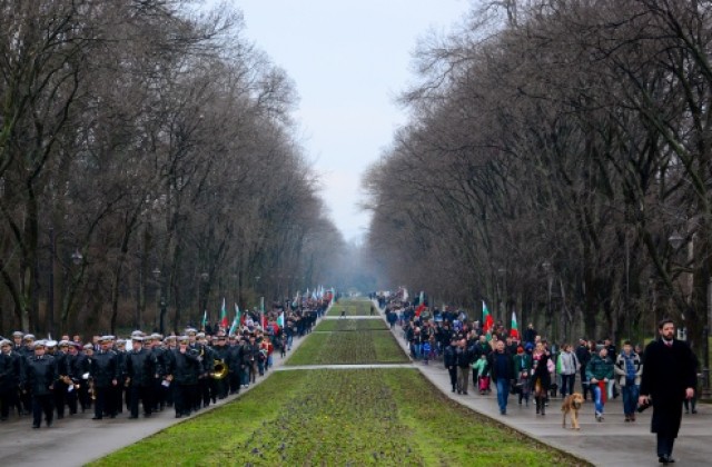 Стотици почетоха Трети март с празнично шествие