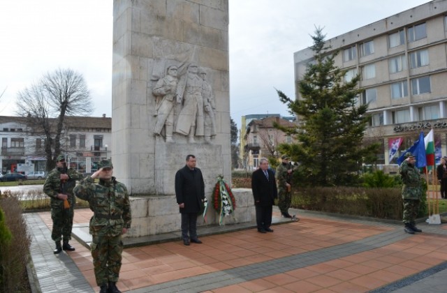 С военен ритуал и заупокойна молитва Павликени чества 3 март