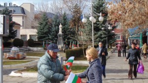 Символичните 137 български трибагреника подариха на кюстендилци младежите от ГЕРБ