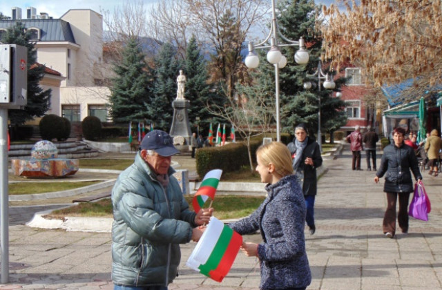 Символичните 137 български трибагреника подариха на кюстендилци младежите от ГЕРБ