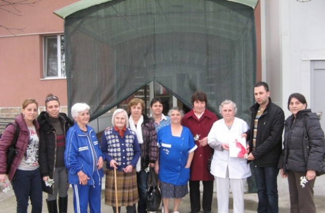 Младежкото обединение на БСП дари мартеници на възрастните хора от Дома в Караисен