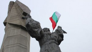 На Трети март паметникът Майка България в Плевен осъмна с