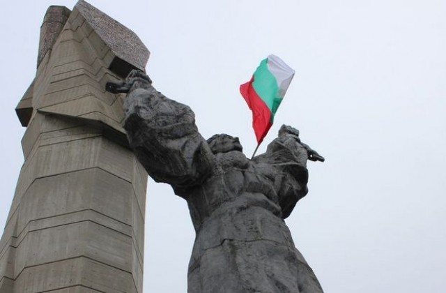 На Трети март паметникът Майка България в Плевен осъмна с трикольор