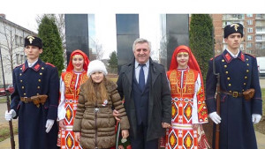 Опълченци и девойки в народни носии поведоха празничното шествие за