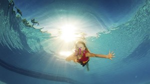 Разработват гривна която предупреждава за потъващо дете