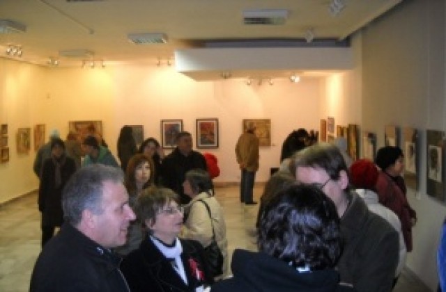 Четири дами с картини на традиционната изложба Жени художнички