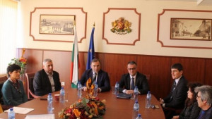 Подписаха първите договори за саниране в Сливенско