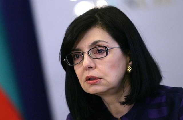 Меглена Кунева изнася лекция пред студенти във ВТУ