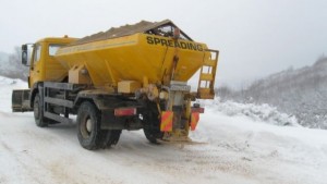 Валежи от сняг затрудняват движението на коли в Благоевградско