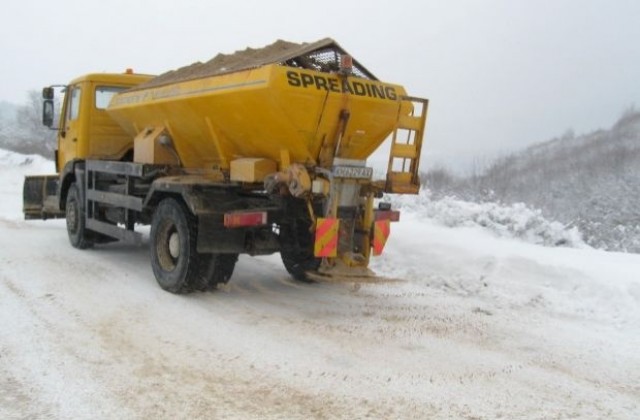 Валежи от сняг затрудняват движението на коли в Благоевградско