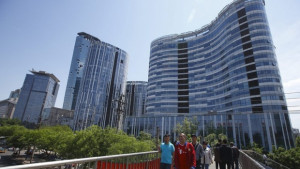 Икономиката на Китай забавя растежа си Пекин вдига бюджета за