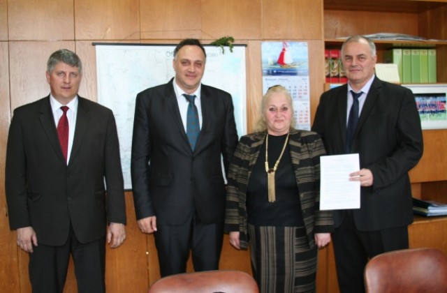 Подписаха първия договор за саниране в Аксаково
