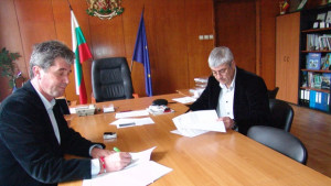 Областният управител подписа първия договор за безплатно саниране