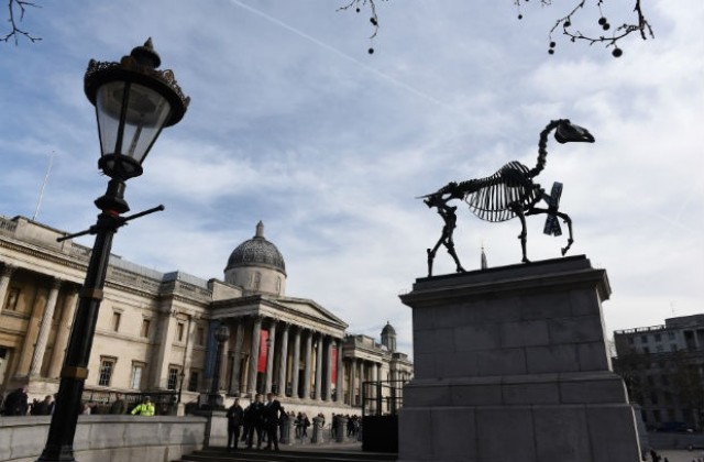 Скелет на кон е новата статуя на лондонския Трафалгар скуеър