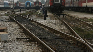 Локомотив на теснолинейка дерайлира след удар в скална маса