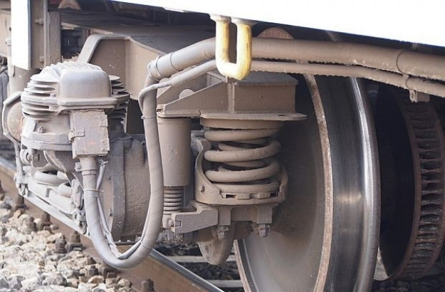 Локомотив на пътническия влак дерайлира заради паднали камъни
