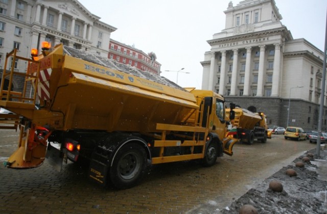 133 машини чистят София от снега