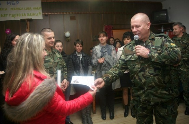 С кулинарна изложба и подаръци отбелязаха 8 март в 61-ва бригада