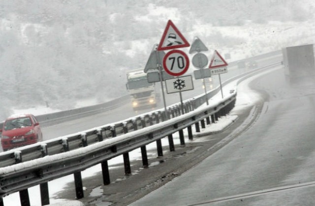 Червен код за валежи от сняг в Южна България