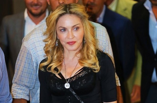 Мадона се появи в Париж с тоалет на български дизайнери (ВИДЕО)