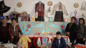 Изложба на ръчни плетива по случай 8 март показват в