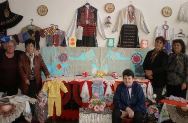Изложба на ръчни плетива по случай 8 март показват в Асеновци