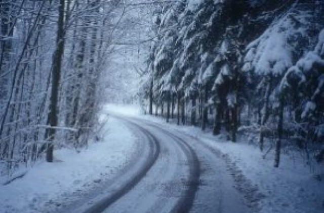 Снегът причини десетки аварии по ел.- мрежата, селища останаха без ток и вода