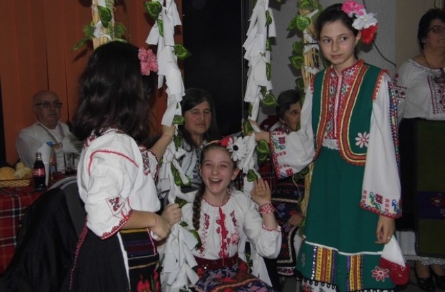 Традиционна вечер на националната носия организираха в село Милковица