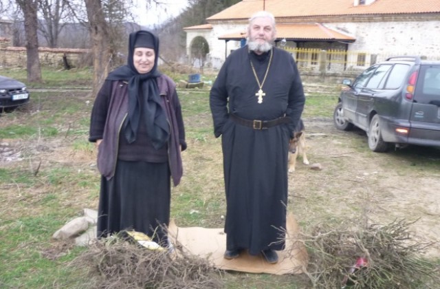 Кметът на Павликени дари 100 корена рози на Марянския манастир