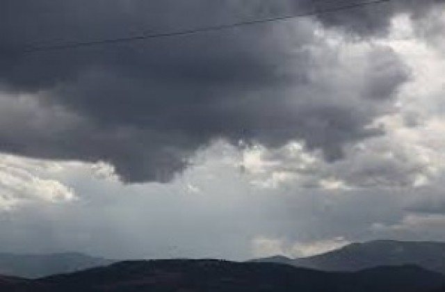 Облачно ще е времето днес, пристанището остава затворено