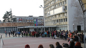 Заради лошото време спират хорото на площада в Димитровград