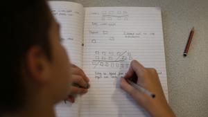 Робот помага на децата да се учат да пишат