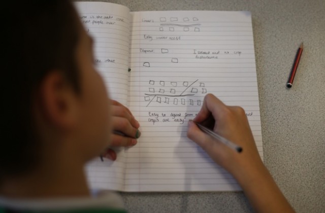 Робот помага на децата да се учат да пишат