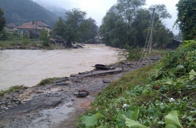 Дъждовете покачиха нивото на река Сазлийка край Гълъбово