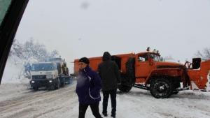 Снежната покривка в община Лъки на места достига 2 м