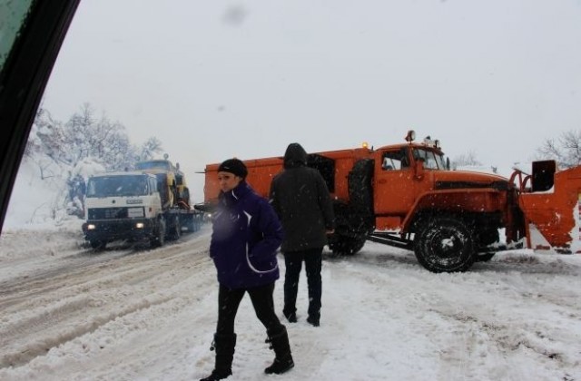Снежната покривка в община Лъки на места достига 2 м