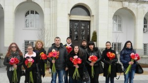 Над 200 плевенчанки получиха гербери от младежите от ГЕРБ Плевен