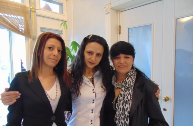 С цветя и сладкиши ГЕРБ зарадва дамите в община Бобошево