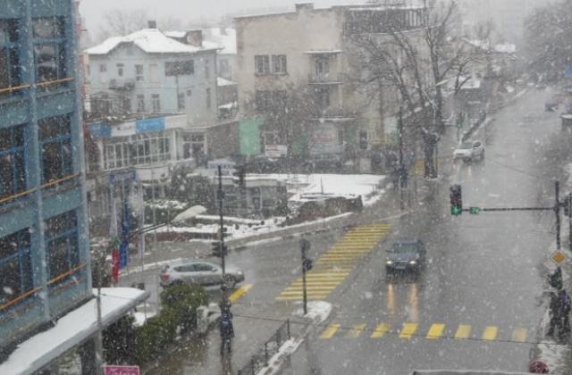 Отново заваля сняг над Кюстендил и района