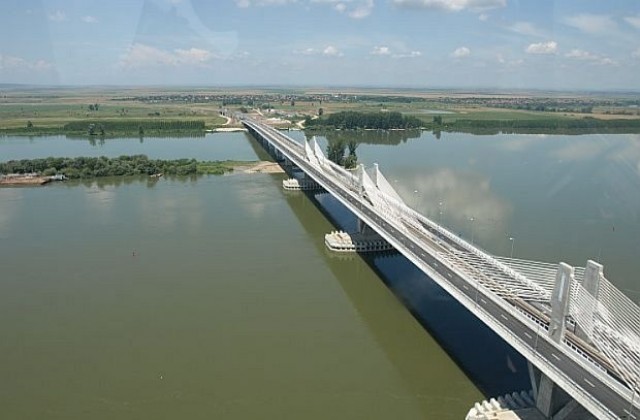 Работници плашат с блокада на Дунав мост 2