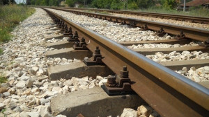 Скална маса удари локомотива на бързия влак от Варна за