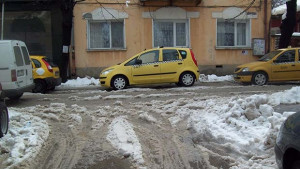 Не хвърляйте изринатия сняг върху почистените улици