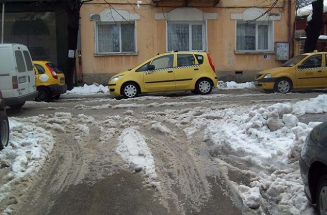 Не хвърляйте изринатия сняг върху почистените улици!