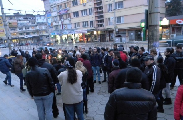 Граждани протестираха пред съда заради съмнения, че е заловен истинският убиец на Вероника