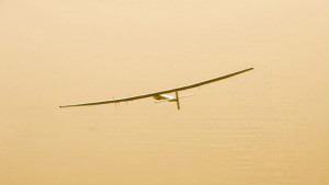 Солар импулс 2 кацна в Оман с час закъснение