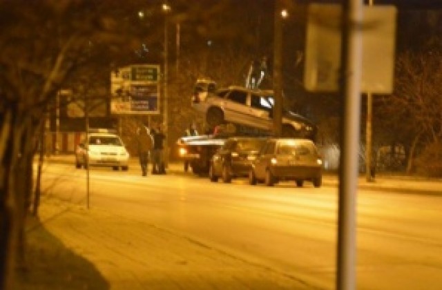 Млад шофьор се преобърна с колата си