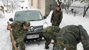 Военни продължават да помагат на бедстващи хора