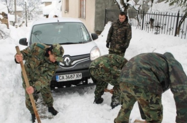 Военни продължават да помагат на бедстващи хора